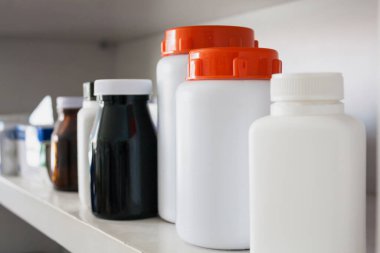 Plastik ilaç şişesi.