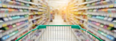 Arka plan için bulanık süpermarketli alışveriş arabası, panorama görünümü