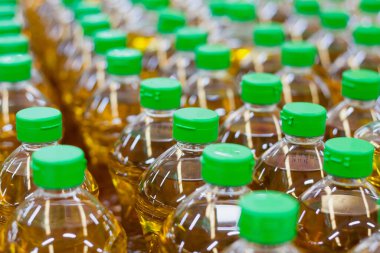 Fabrika deposunda bitkisel yağ şişeleri deseni