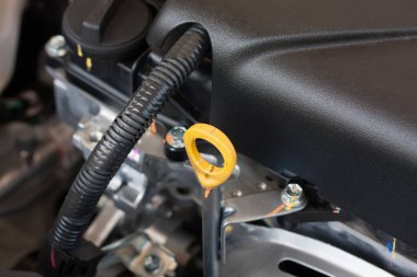Araba motorunun yağ çubuğu, yağ seviyesini kontrol et.