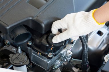 Araç motorundaki yağ seviyesini kontrol et