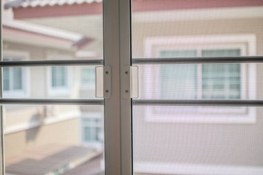 Evin penceresinde böceklere karşı sivrisinek ağı ekranı