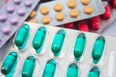 Kapsüller ve haplar su topladı, beyaz yakın plan çekimde izole edildi.