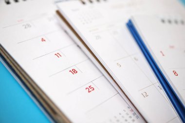 Takvim sayfası mavi arkaplan iş planlama randevu toplantısı kavramını kapat