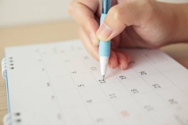 Takvim tarihinde kalem yazma ile el