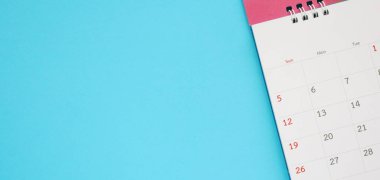 Takvim sayfası mavi arkaplan iş planlama randevu toplantısı kavramını kapat