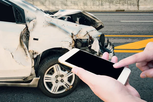 Motorista Usando Smartphone Móvel Com Acidente Carro Estrada — Fotografia de Stock