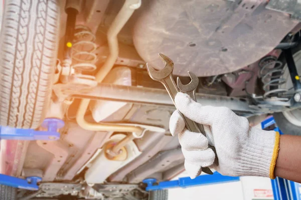 Automechaniker Hält Schraubenschlüssel Der Werkstatt — Stockfoto