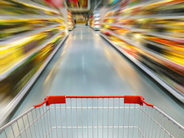 スーパーマーケットのショッピングカートビュー アイルモーションブラー — ストック写真