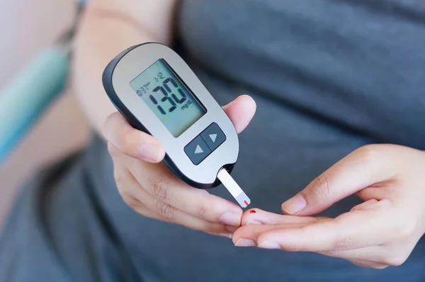 Glukometresi Olan Hamile Kadındaki Kan Şekerini Test Edin — Stok fotoğraf
