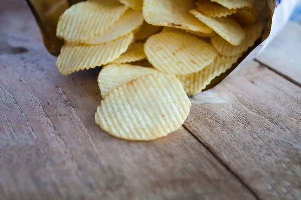 Geopend Pakje Met Chips Houten Tafel — Stockfoto