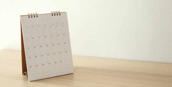 Página Calendário Close Mesa Madeira Com Fundo Parede Branca Conceito — Fotografia de Stock