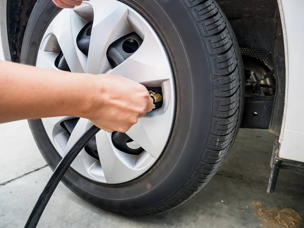 Mann Füllt Luftdruck Autoreifen Aus Nächster Nähe — Stockfoto