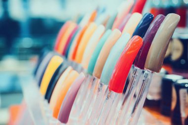 Güzellik salonunda renkli yapay tırnaklar.