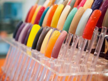 Güzellik salonunda renkli yapay tırnaklar.