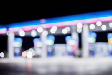 Geceleri Bulanık Benzin İstasyonu