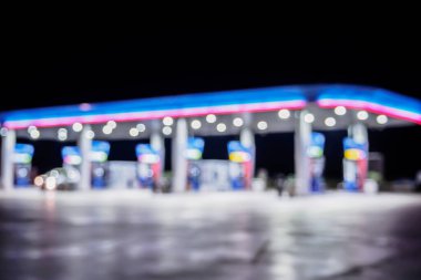 Geceleri Bulanık Benzin İstasyonu