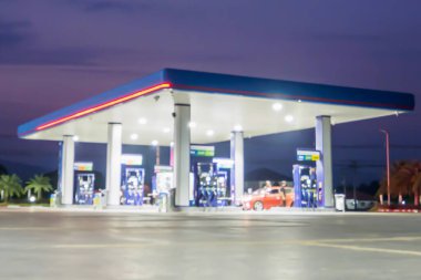 Bulutlu bulanık benzin istasyonu ve gün batımında gökyüzü arka plan için