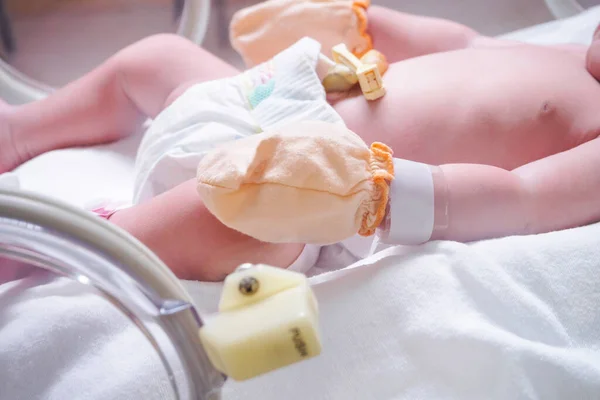 Recém Nascido Bebê Dentro Incubadora Sala Pós Parto Hospital Com — Fotografia de Stock