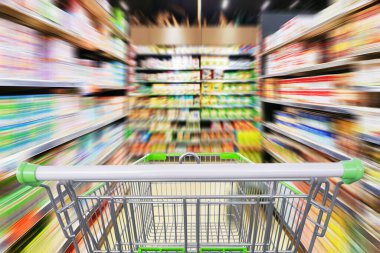 Süpermarket koridoru boş alışveriş arabasıyla bulanık