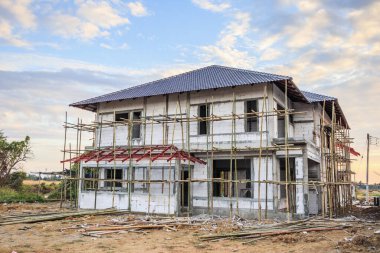 İnşaat alanındaki yeni ev inşaatı devam ediyor