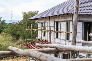 İnşaat alanındaki yeni ev inşaatı devam ediyor