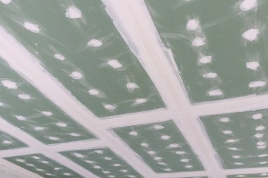 İnşaat alanında tavan alçıtaşı kurulumu