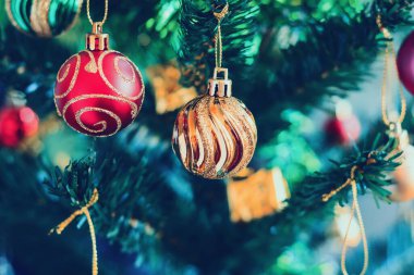 Noel ağacının rengarenk mücevherlerini kapat