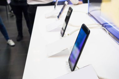 Elektronik mağazasında yeni cep telefonu gösterisi, İnternet ve telekomünikasyon için dijital aygıt