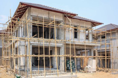 İnşaat halindeki ev, inşaat alanındaki havalandırmalı beton blok yapısına sahip.