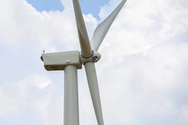 Rüzgar Türbinleri Bulutlar Gökyüzü Yenilenebilir Enerji — Stok fotoğraf