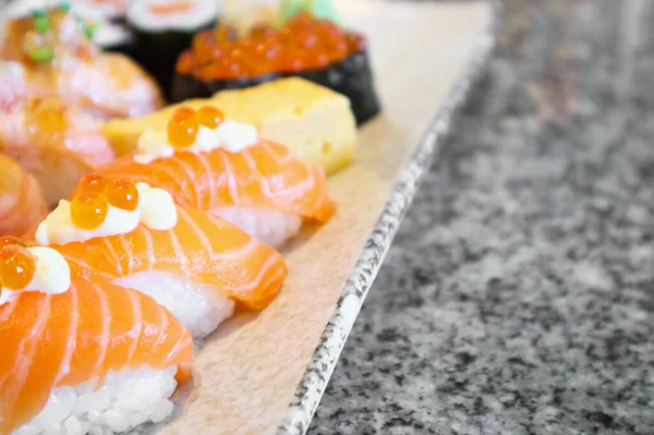 鮭の刺身寿司巻きセット 日本料理 — ストック写真