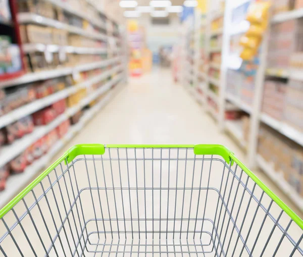 Gerobak Belanja Kosong Dengan Supermarket Buram Abstrak Lorong Toko Diskon — Stok Foto