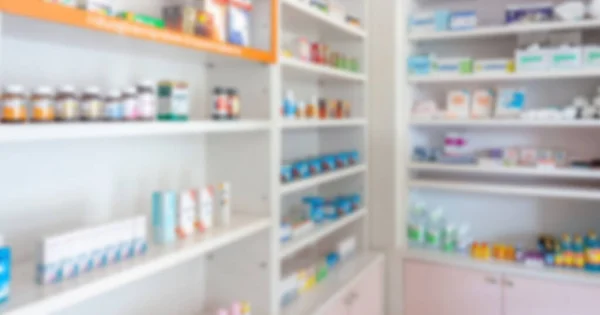 药店用货架上的药品和保健品模糊了抽象的背景 — 图库照片