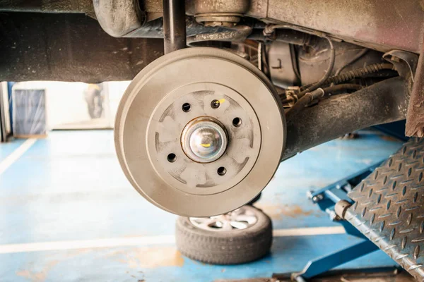 Servicio Reemplazo Neumáticos Freno Coche Sin Ruedas Taller Reparación Automóviles — Foto de Stock