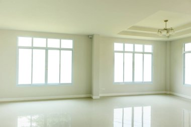 İzole edilmiş pencere çerçevesi olan boş bir oturma odası.