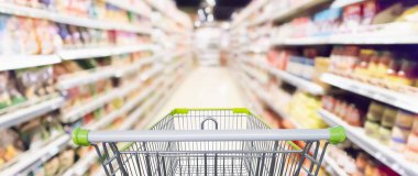 Raflardaki konserve yiyecek ve atıştırmalık ürünlerle dolu soyut bulanık süpermarket koridoru