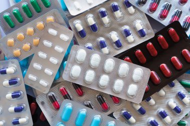 İlaç hapları kapanıyor.