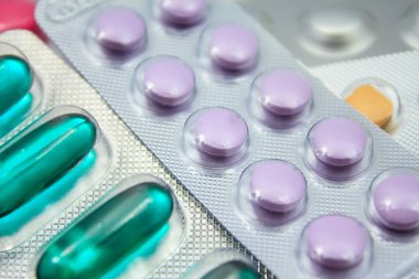 Kapsüller ve haplar su topladı, beyaz yakın plan çekimde izole edildi.