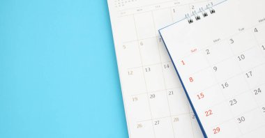 Takvim sayfası mavi arkaplan iş planlama randevu toplantısı kavramını kapat