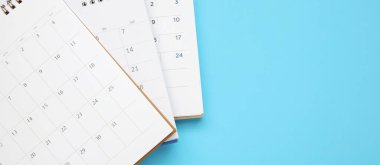 Takvim sayfası mavi arkaplan iş planlama randevu toplantısı kavramını kapat