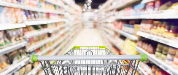 Lorong Supermarket Kabur Abstrak Dengan Produk Makanan Dan Makanan Ringan — Stok Foto