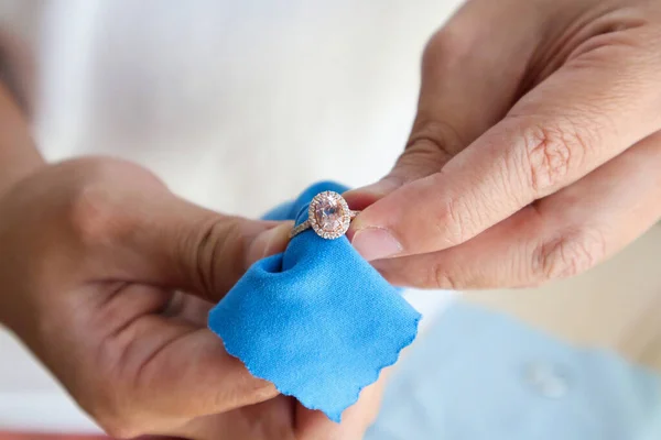 Ékszerész Kézi Polírozás Tisztítás Ékszerek Gyémánt Gyűrű Mikroszálas Szövet — Stock Fotó