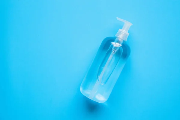 酒精手清洁剂凝胶瓶 蓝色背景保护 防止Covid 19珊瑚 保健和医疗概念 — 图库照片
