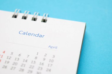 Takvim sayfası mavi arkaplan iş planlama randevu toplantısı kavramını kapat