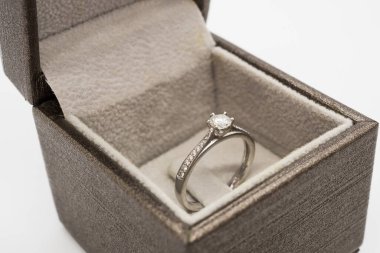 Lüks nikah yüzüğünü mücevher kutusuna koy.