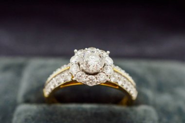 Lüks nikah yüzüğünü mücevher kutusuna koy.