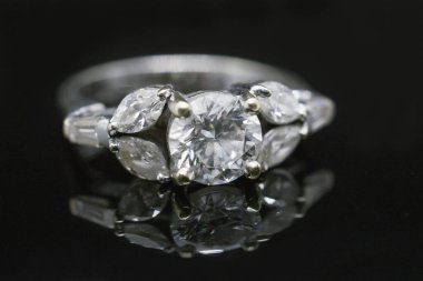 Siyah arkaplandaki mücevher yüzüğünü kapatır mısın?