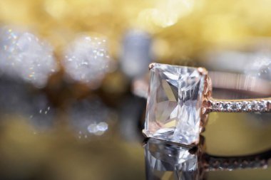 Lüks mücevher elması ve siyah arka planda yansıması olan pembe topaz yüzüğü.