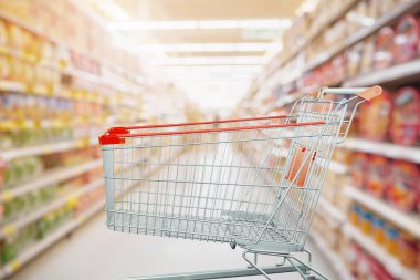 Marketin perakende satış konseptinde içi boş alışveriş arabası olan süpermarket koridoru.